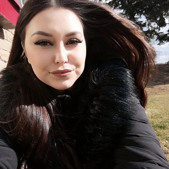 Meet your Posher, Nicole - Picture 2 of 2